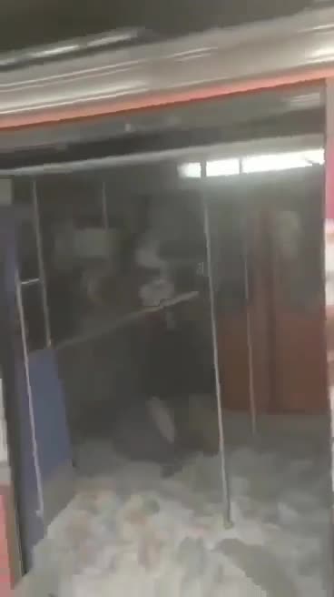 ΒΙΝΤΕΟ 1 Εθνικιστές τσακίζουν αναρχικούς στον ΗΣΑΠ