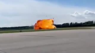 Video shows a M-336 trainer of the Polish Air Force crashing