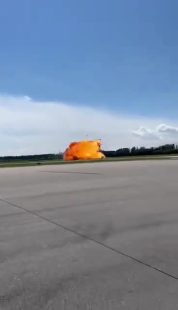 Video shows a M-336 trainer of the Polish Air Force crashing