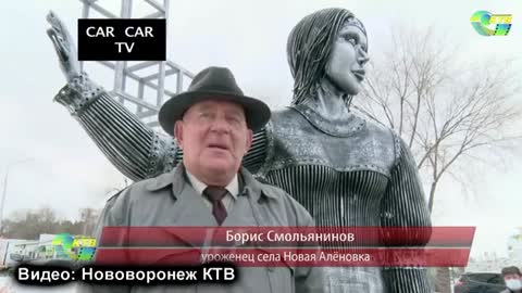 Алёнушка-Spanish man about monument.