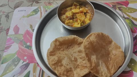 Serving Delicious 😋🤤 Puri with Aloo Matar Paneer #food #yummy #recipe #cooking #delicious #foodlover