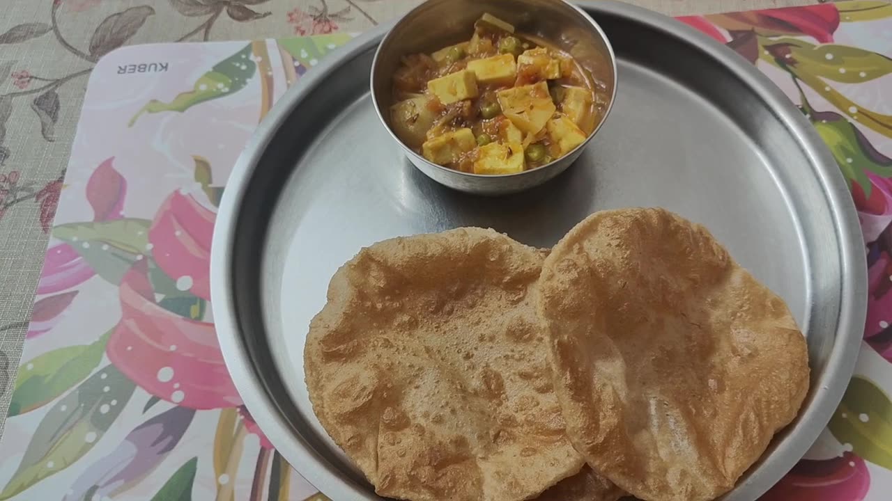 Serving Delicious 😋🤤 Puri with Aloo Matar Paneer #food #yummy #recipe #cooking #delicious #foodlover