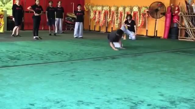 Shaolin kung fu lovers are learning drunk boxing