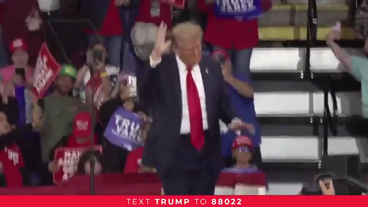 Donald Trump dances surprisingly in Pennsylvania 😲😁