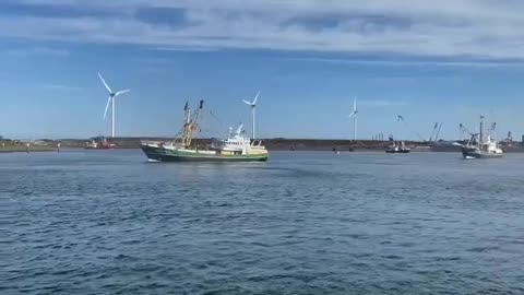 Netherlands: Dutch fishers blockade port in support of farmers convoy (July 4, 2022)