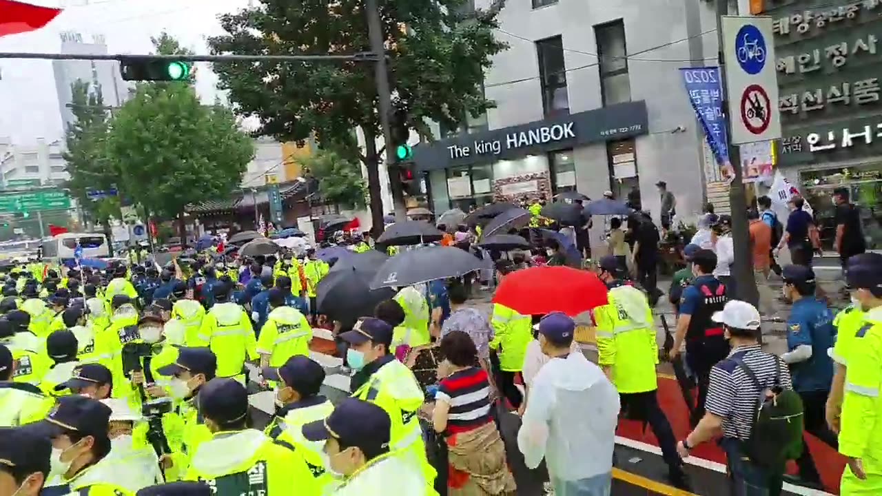 20200827_V3_S01(PlAMnAb7C5M)광복절, 국민들 경복궁역에 도착하자 경찰은 경고 방송을 하고(2020.08.15 14_50_14)