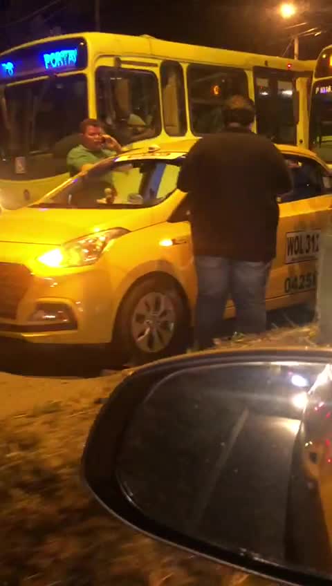 Galería: Fuerte accidente entre un taxi y un Metrolínea en la vía Piedecuesta–Floridablanca
