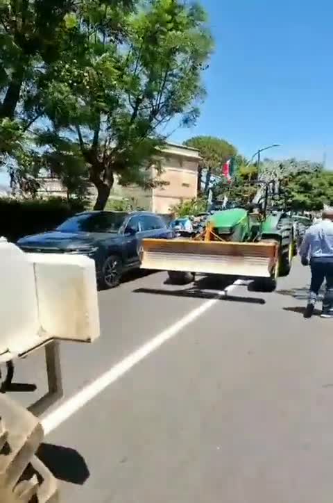 Farmers Unite: Polish, Italian and German Agriculturists Join the Dutch in Protest