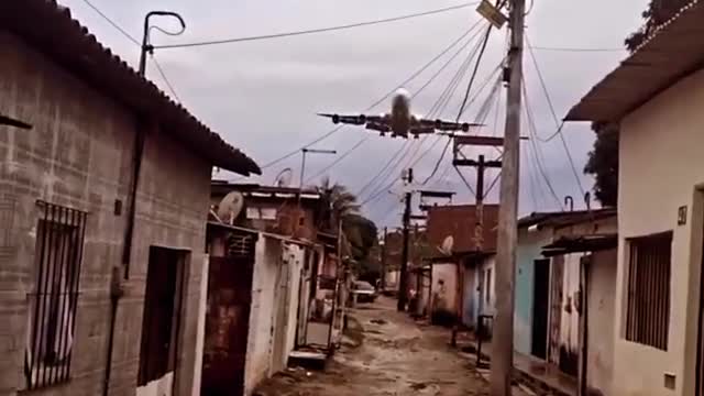 airplane landing in reef pe