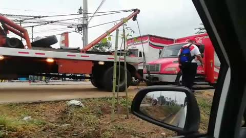 Dos vehículos de carga quedaron en atascados en una zanja