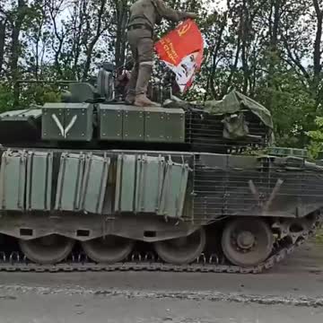 Rudý prapor se Stalinem na čele ruské vojenké kolony u Charkova