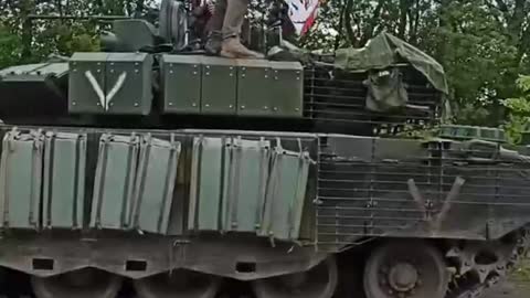 Rudý prapor se Stalinem na čele ruské vojenké kolony u Charkova