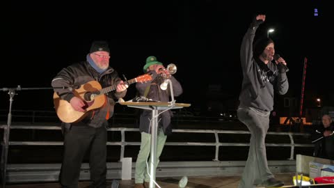 Wolgast: Martin singt die Nationalhymne