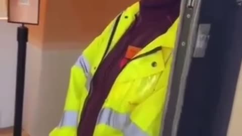 Sainsbury's din Londra instalează bariere. Coduri QR obligatorii