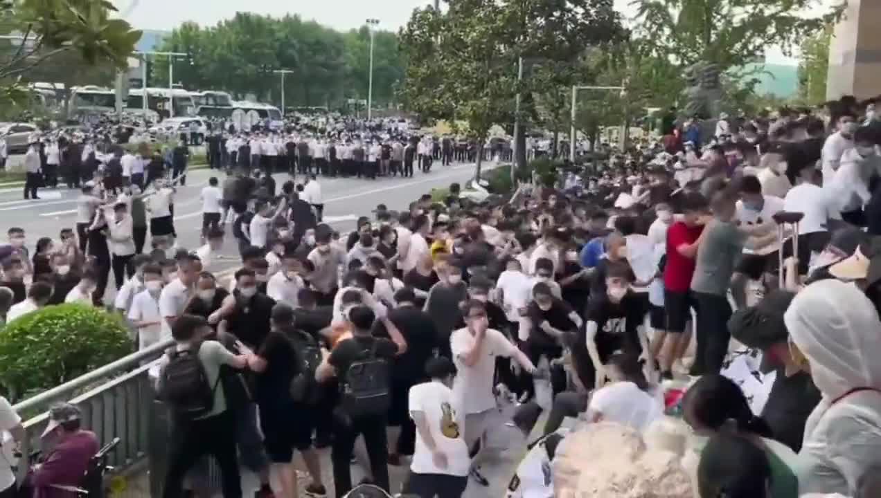 Citizens storm the Bank of China in Zhengzhou over bank account freezes