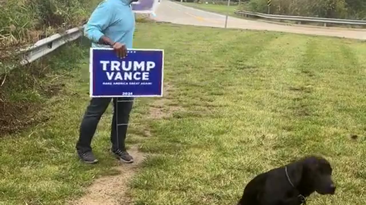 Someone iIIegally placed a Harris sign on his friend’s property, so he decided to fix it 🔥🔥🔥