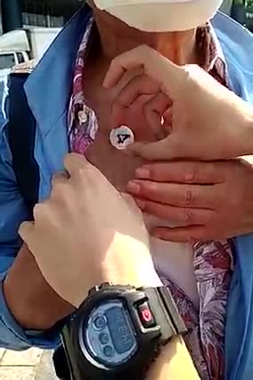 2차 백신 맞고 심장이 아프다고 하시는 할아버지께 양해를 구하고 자석을 붙였더니..