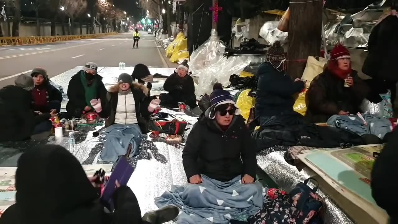 20200218_V3_S01(_zKhn9WYbqk)새벽시간에 택시타고 와 김밥 음료수를 제공하는 시민