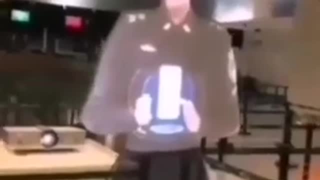 In Cina all'aeroporto: Un'ologramma esprime le direttive dell'autorità centralizzata.
