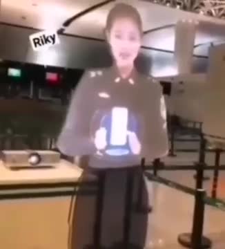 In Cina all'aeroporto: Un'ologramma esprime le direttive dell'autorità centralizzata.