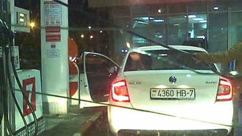 Epic fail: Woman at the petrol station 