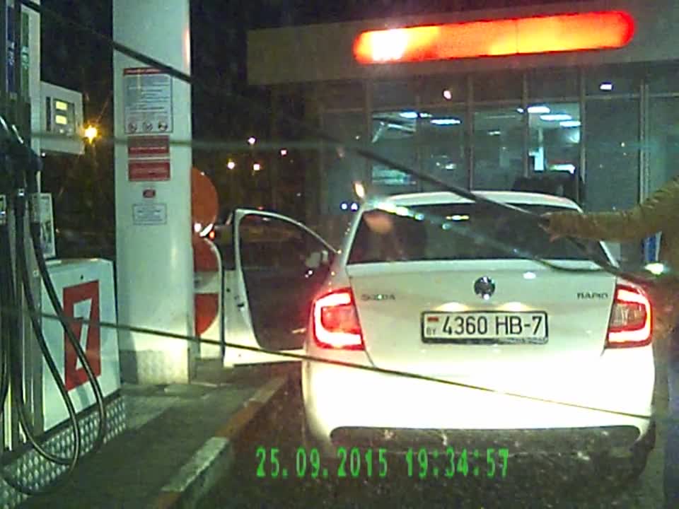 Epic fail: Woman at the petrol station