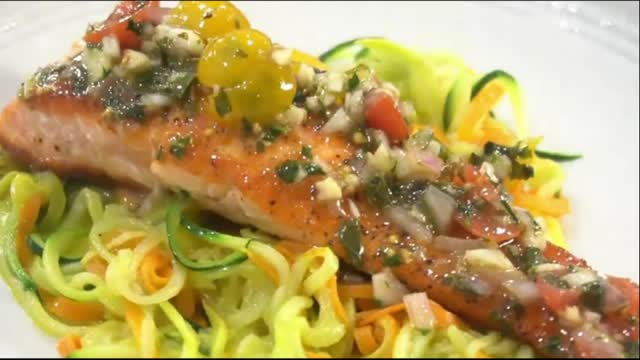 Salmon with vegetable noodles, a healthy and refreshing fish dish, which is very easy to prepare!