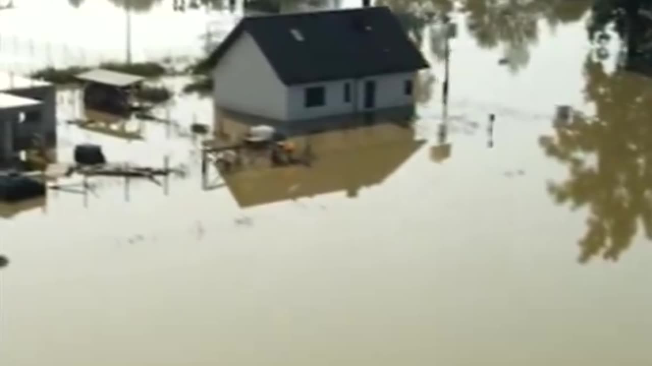 chlop dopiero skonczyl remont od 97 i go znowu zalało 🙁
