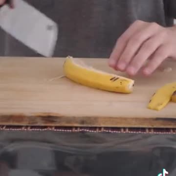 How hard is it to peel a banana 😂