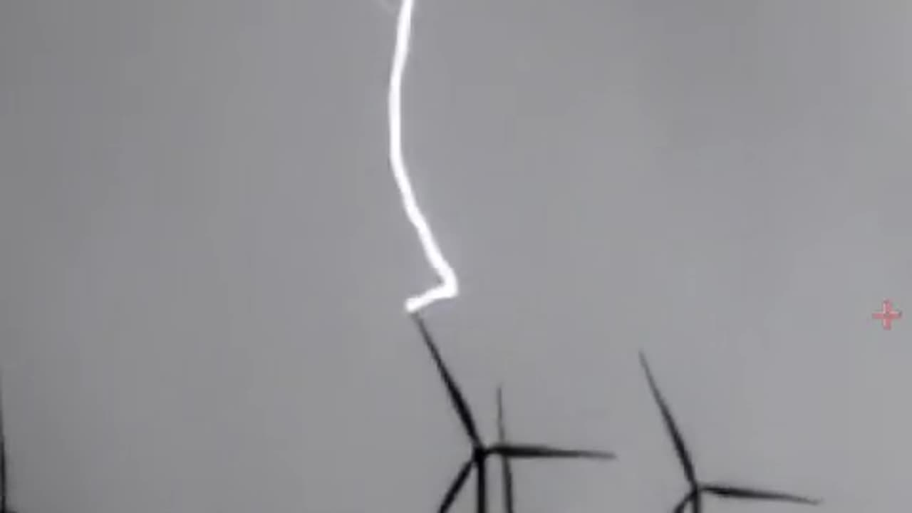 Astonishing slow motion footage recorded at 1000FPS shows lighting strikes on