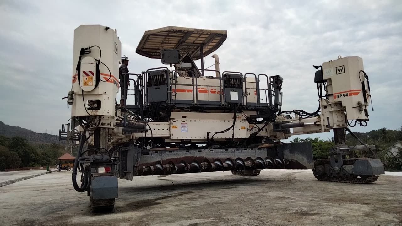 Concrete pavers machine