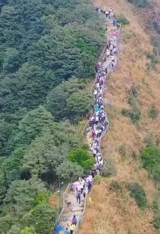 Many people go up mountain
