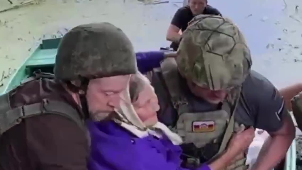 👀 The evacuation of local residents by boats across the Seym River in Kursk