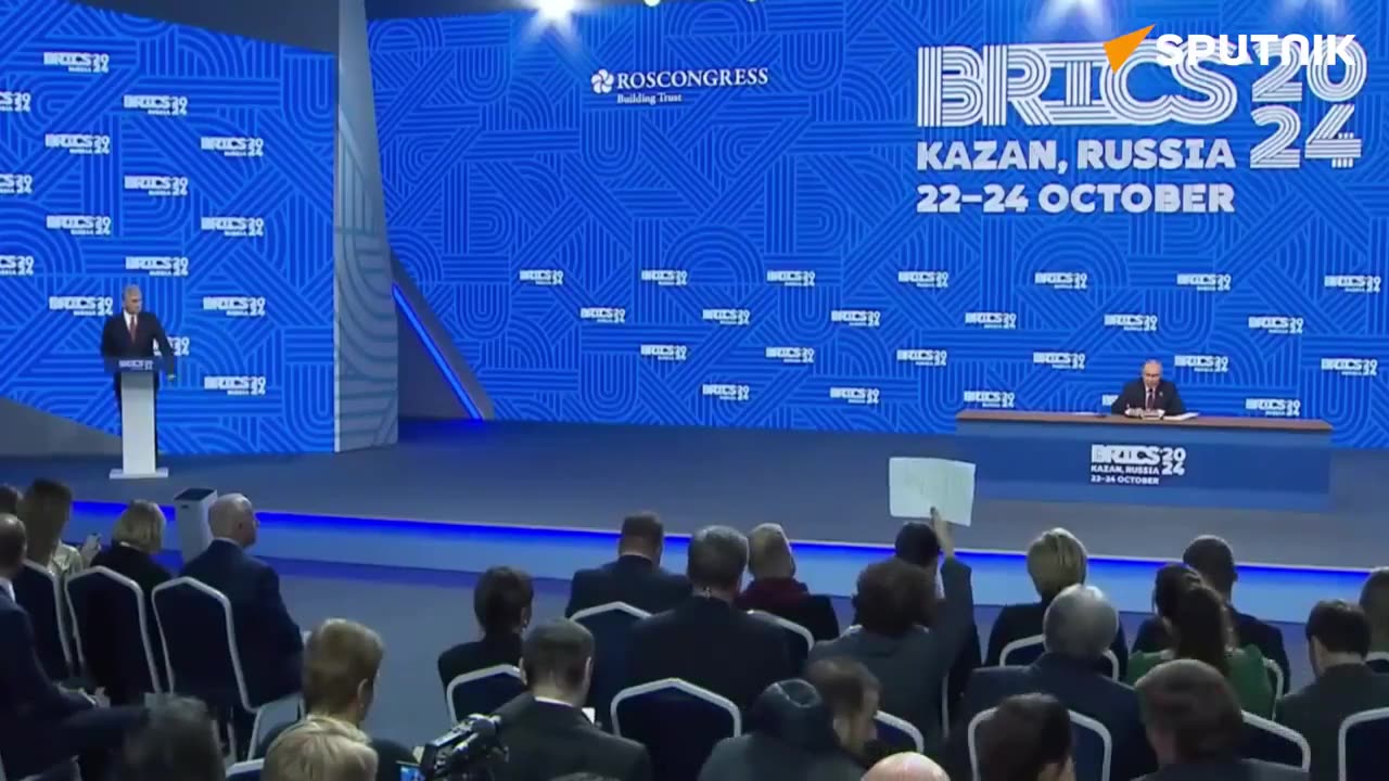 Putin stands in front of a press crowd and answers honestly live accusations from US journalists