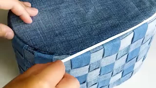 A gorgeous basket made from cardboard and old jeans 🧺❣️