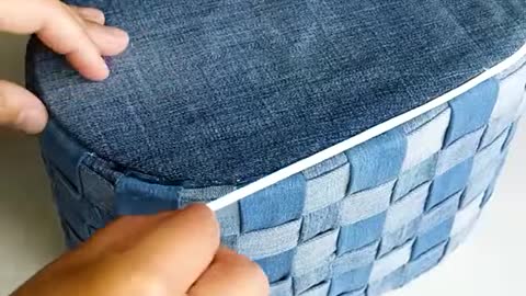 A gorgeous basket made from cardboard and old jeans 🧺❣️