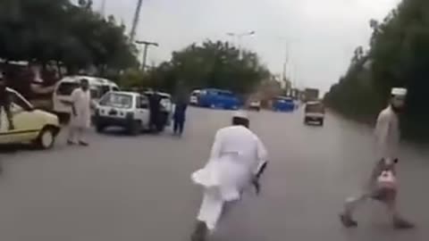 Police sy banda bhag gia || Person escape from police Car