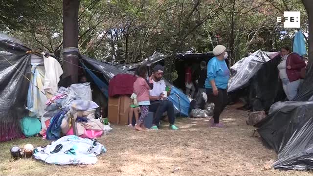 Venezolanos acampados en vía de Bogotá