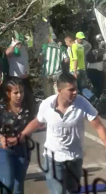 Así fue el accidente de un bus que se volcó en la vía al Aeropuerto