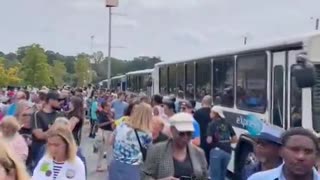 What is this? People getting off buses to attend a Kamala rally? 😂