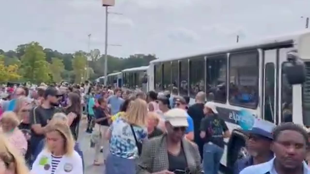 What is this? People getting off buses to attend a Kamala rally? 😂