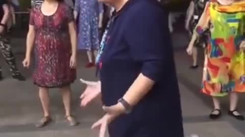 Зажигательный танец китайской бабушки.