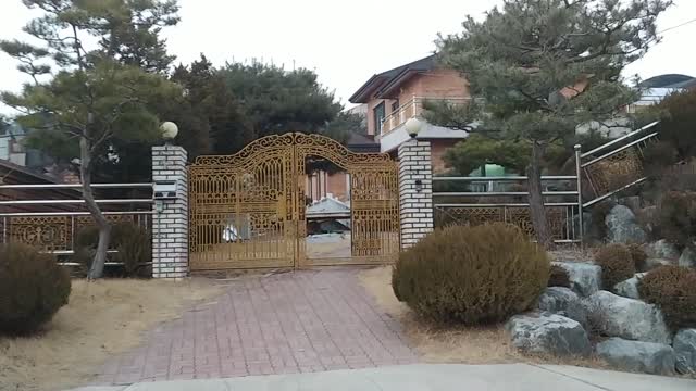 The view of the house in the countryside of Korea is calm.