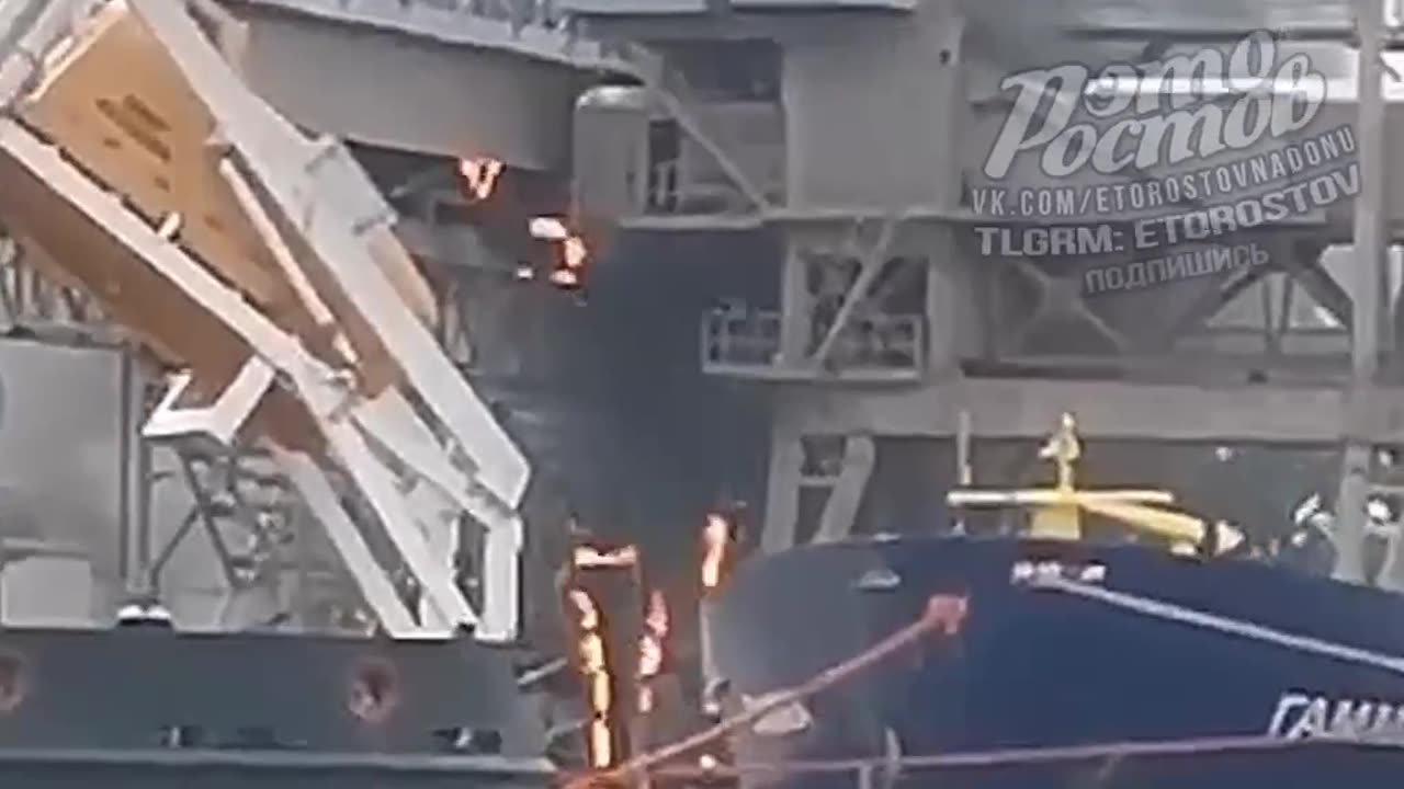 🔥 In the Rostov region, Azov city, port is burning.