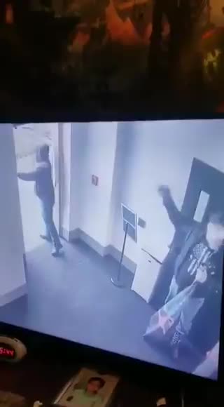 Übergabe der Capitol -Türe an Demonstranten