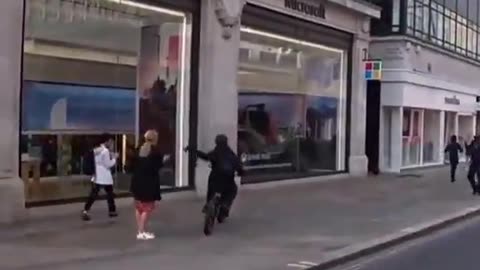 London phone snatcher caught on camera