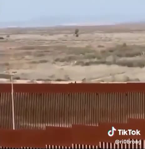 Zeď na hranici mezi mexikem a USA je pro migranty snadnou překážkou