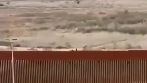 Zeď na hranici mezi mexikem a USA je pro migranty snadnou překážkou