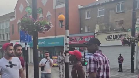 In London she blocked bus for 30 minutes because she wanted to dance in street