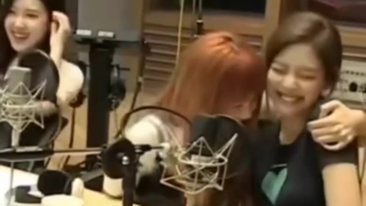 Rosé and Lisa teasing Jennie 😂